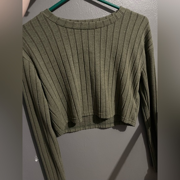 green cropped long sleeved top, size medium! - Picture 1 of 3
